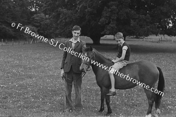 JOHN AND RORY BLAND AND BABY  RICHARD DE STACPOOLE AT RATH HOUSE